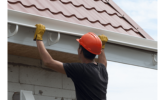 メンテナンスは、高所作業を伴うものです。素人では危険性も高いため専門家にお任せください。