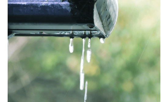雨水から建物を腐食することを防ぎ、外壁や屋根への雨漏りから守ります。